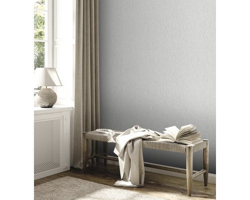 Raumansicht mit Tapete, Fenster, Bank und Dekoration für ein gemütliches Ambiente.