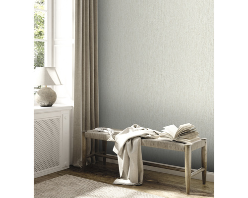 Heller Raum mit Textiltapete, Bank, Buch und Fenster