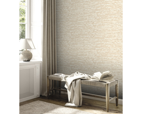 Wohnraum mit gemusterter Tapete, Bank und Fenster