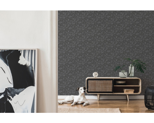 Ein Wohnzimmer mit einer grauen Tapete mit Muster, einem Holzschrank und einem Hund.