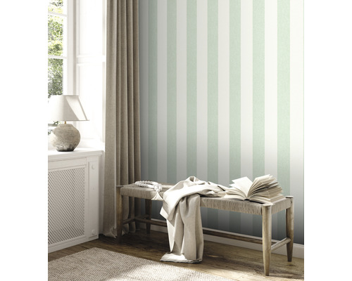 Heller Raum mit gestreifter Tapete, Bank und Dekoration