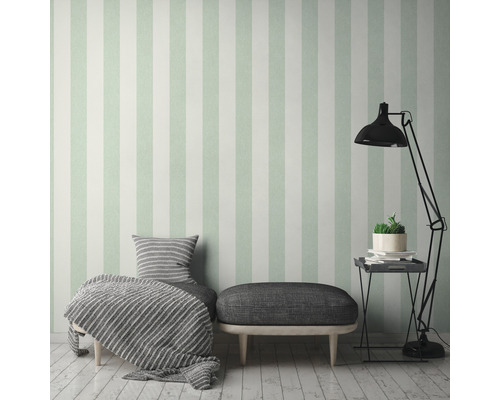 Einrichtungsidee mit gestreifter Tapete, Bank und Stehlampe