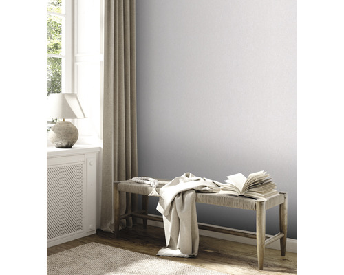 Heller Raum mit Fenster, Vorhang, Bank, Buch und grauer Wand