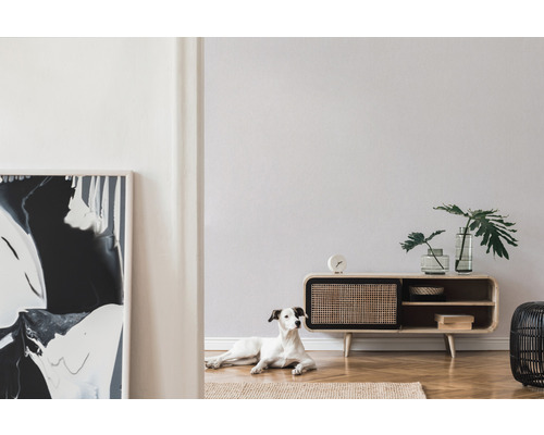 Wohnzimmer mit Kommode im Retro-Stil, Dekoration und einem Hund