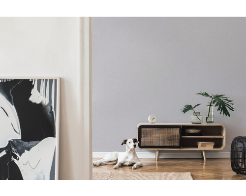 Wohnzimmer mit Lowboard, Dekoration, Gemälde und Hund auf Teppich