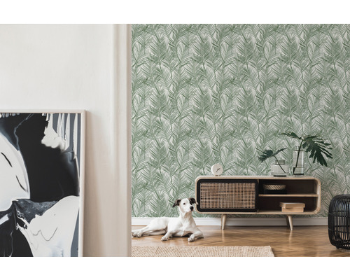 Dekoratives Zimmer mit Tapete mit Pflanzenmuster und Holzfußboden