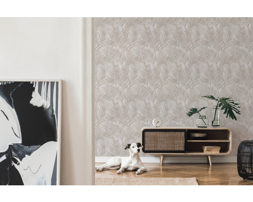 Wohnzimmer mit gemusterter Tapete, Kommode und Hund