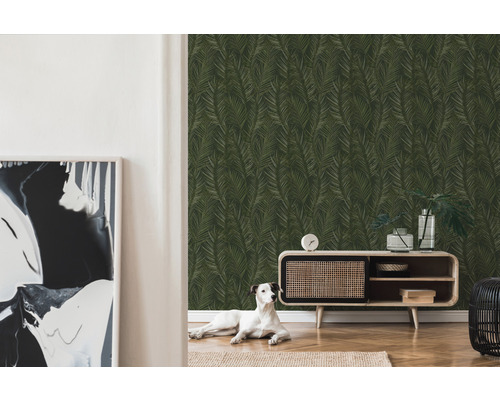 Wohnraum mit grüner Blättertapete, Kommode und Hund