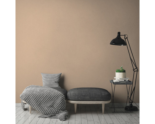 Helle Räumlichkeit mit Sitzgelegenheit, Stehlampe und Zimmerpflanze auf Beistelltisch