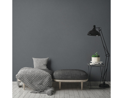 Einrichtungsidee mit Beistelltisch, Lampe, Bank und Tagesdecke in einem hellen, modernen Raum.