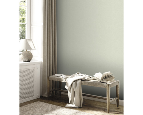 Heller Raum mit strukturierten Tapeten, Bank und dekorativen Elementen