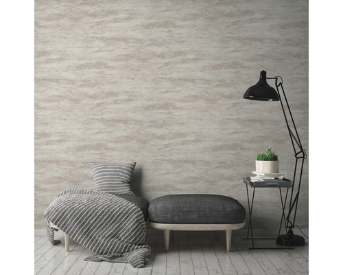 Dekoratives Interieur mit gemusterter Tapete, Bank und Stehlampe.