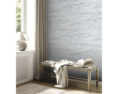 Wohnraum mit gemusterter Tapete, Bank und Dekoration für ein helles Ambiente.