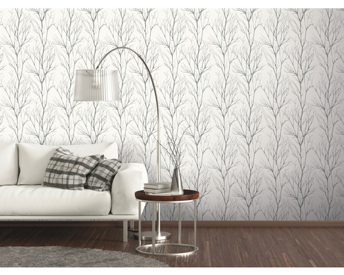 Wohnzimmer mit weißem Sofa und einer Wand mit Tapete mit Astmuster