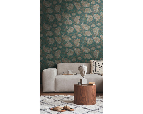 Wohnzimmer mit gemusterter Tapete, Sofa und Dekorationen auf einem Holztisch