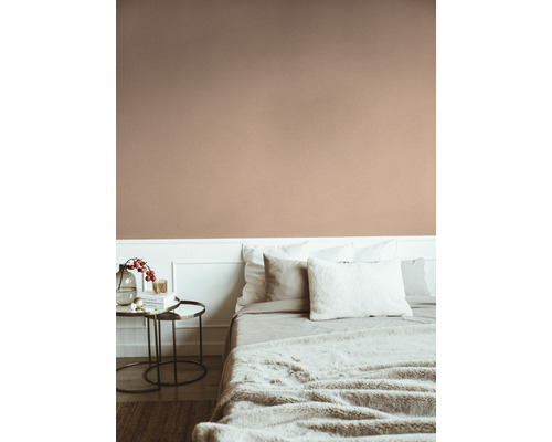 Schlafzimmer mit Doppelbett, Nachttisch und gemusterter Tapete