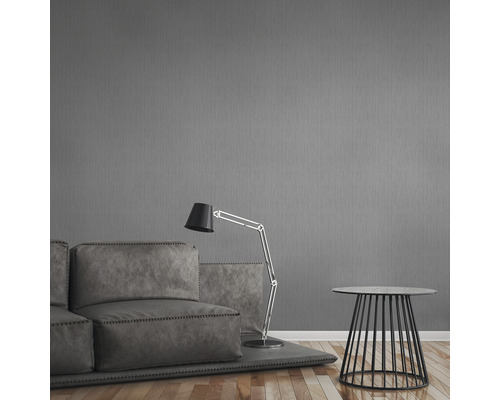 Wohnzimmer mit grauer Tapete, Sofa, Stehlampe und Beistelltisch