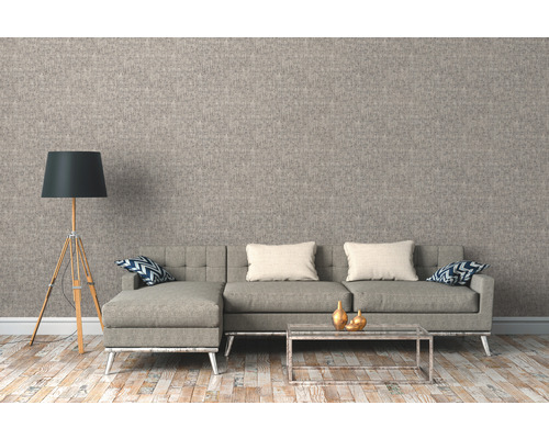 Wohnzimmer mit grauer Textiltapete, Sofa und Stehlampe