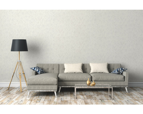 Wohnzimmer mit grauem Sofa, Stehlampe und Holzboden