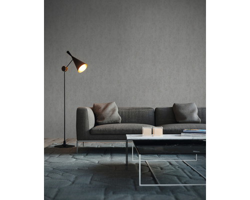 Wohnzimmer mit Sofa, Stehlampe und Couchtisch