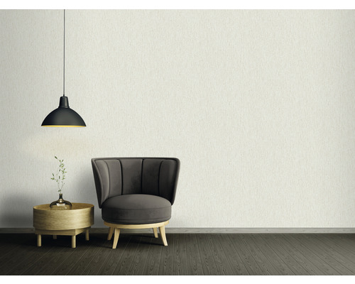 Wohnzimmer mit Sessel, Beistelltisch und Pendelleuchte