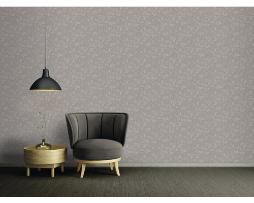 Einrichtungsbeispiel mit Sessel, Beistelltisch und gemusterter Tapete