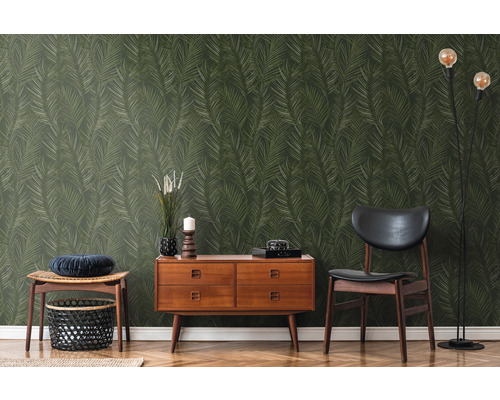 Dekorativer Raum mit Palmenblatt-Tapete, Holzkommode, Stuhl und Stehlampe