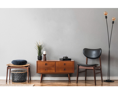 Wohnzimmer mit Kommode, Stuhl, Hocker und Stehlampe