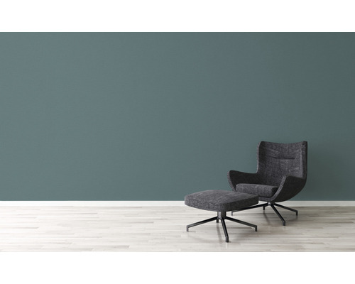 Sessel und Fußhocker vor einer Wand