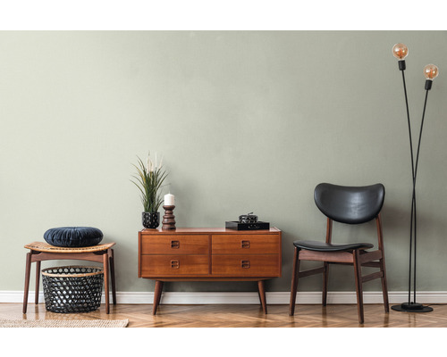 Wohnzimmer mit Kommode, Stuhl, Hocker und Stehlampe