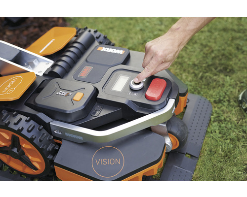 Worx Logo auf Rasenmähroboter mit Bedienfeld und Finger auf Bedienknopf