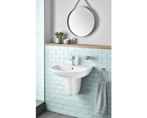 Helles Badezimmer mit Aufsatzwaschbecken, Armatur, Handtuchring, Spiegel und Ablage