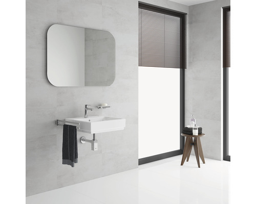 Helles Badezimmer mit Waschbecken, Spiegel und Fensterjalousien für ein modernes Design.