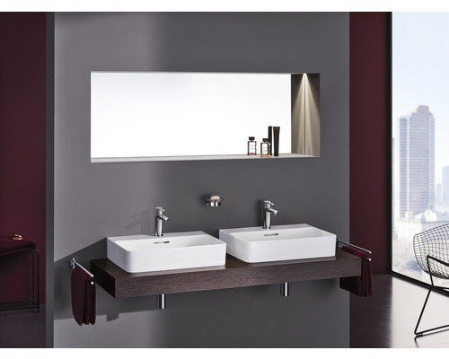 Modernes Badezimmer mit Doppelwaschtisch, Spiegel und Handtüchern