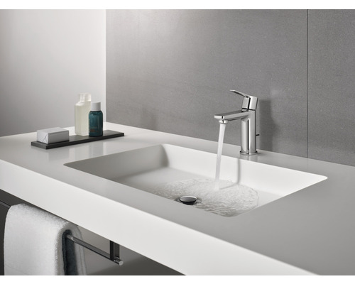 Modernes Badezimmer Waschbecken mit Armatur und fließendem Wasser