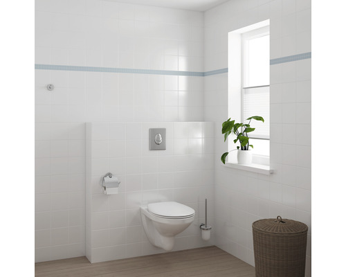 Modernes Badezimmer mit Wandtoilette, Fliesen und Fenster