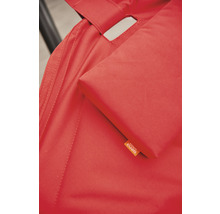 Detailansicht eines roten Gartenstuhlauflagekissens mit Siena Garden Logo