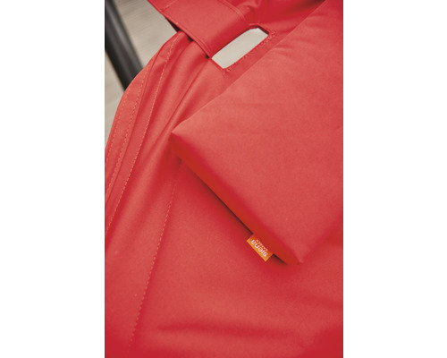 Detailansicht eines roten Gartenstuhlauflagekissens mit Siena Garden Logo