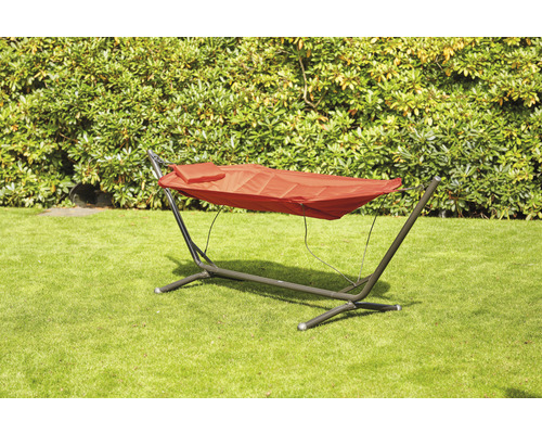 Hängematte mit Gestell auf Rasen