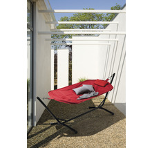 Hängematte mit Gestell im Außenbereich mit Kissen