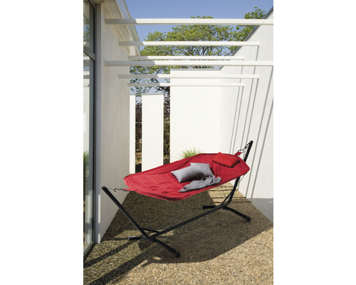 Hängematte mit Gestell im Außenbereich mit Kissen