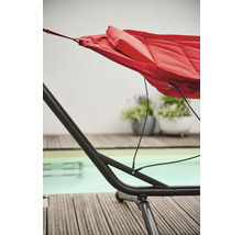 Detailansicht einer roten Hängematte mit Stahlgestell im Garten