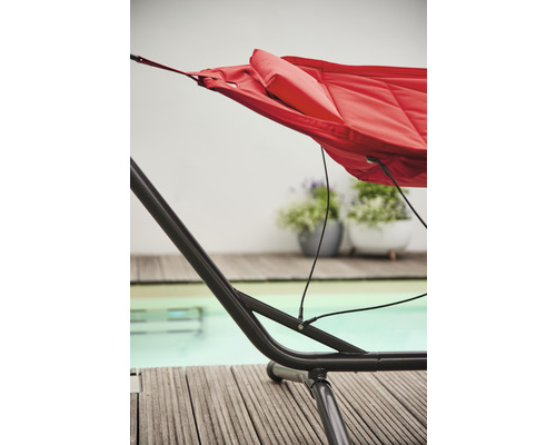 Detailansicht einer roten Hängematte mit Stahlgestell im Garten