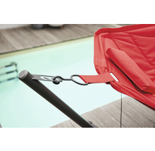 Detailaufnahme einer roten Hängematte mit Metallgestell neben einem Schwimmbecken