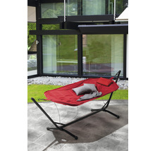 Freistehende Hängematte mit Kissen auf Terrasse