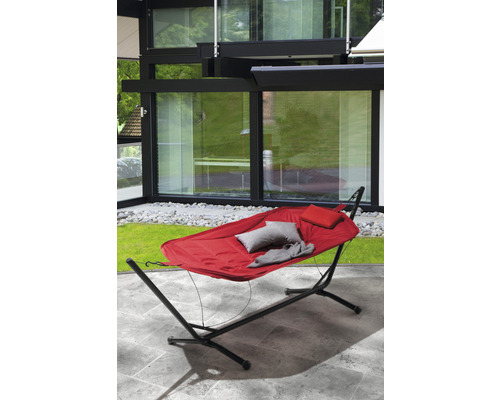 Freistehende Hängematte mit Kissen auf Terrasse