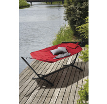 Freistehende Hängematte mit Kissen auf Holzterrasse am Wasser