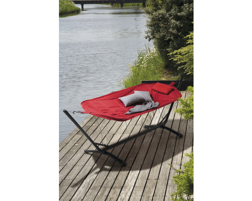 Freistehende Hängematte mit Kissen auf Holzterrasse am Wasser