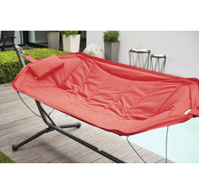 Rote Hängematte mit Kissen auf einem schwarzen Metallgestell im Außenbereich