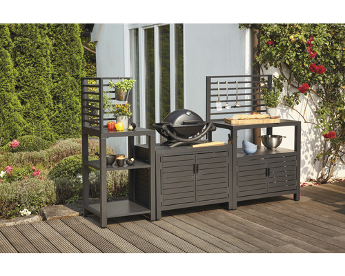 Outdoor-Küche mit Grill, Schränken und Regalen auf einer Terrasse